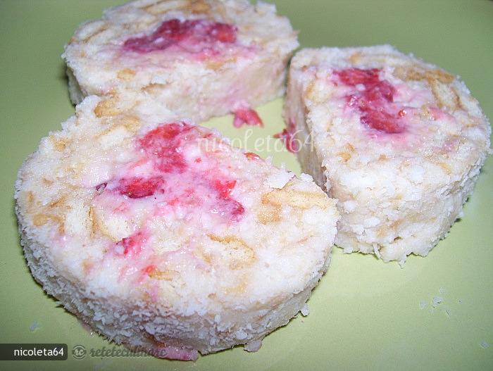 Rulada de Ricotta cu Biscuiti, Cocos si Capsuni