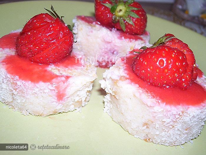 Rulada de Ricotta cu Biscuiti, Cocos si Capsuni