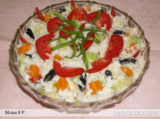 Salata de ton cu orez si legume