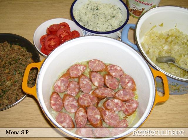 Varza cu orez si carnati la cuptor