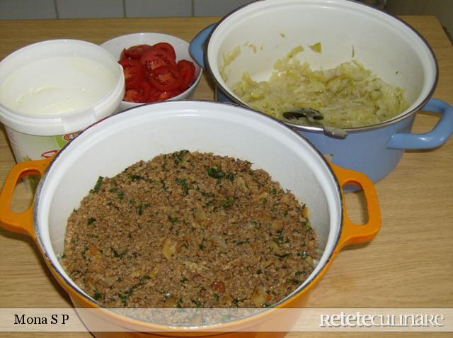 Varza cu orez si carnati la cuptor