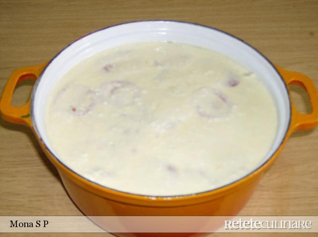 Varza cu orez si carnati la cuptor