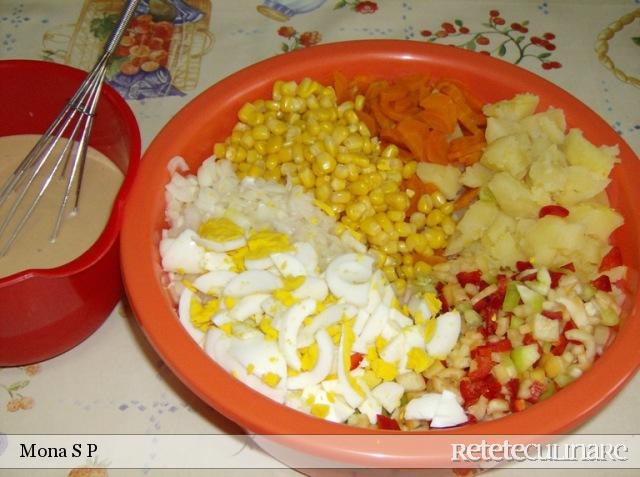 Salata de cartofi cu legume si porumb