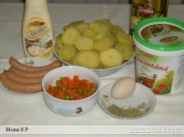 Cartofi cu legume, crenvursti si smantana