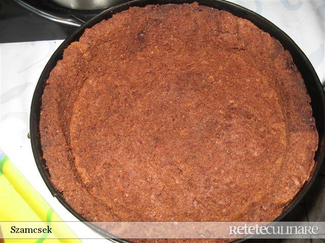 Tort negresa cu trandafiri albi