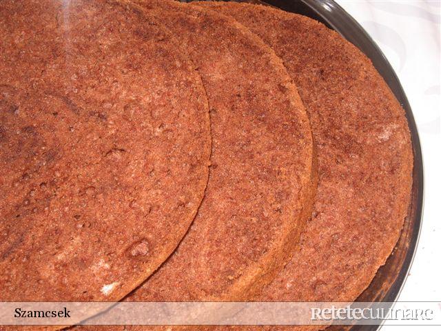 Tort negresa cu trandafiri albi