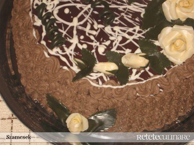 Tort negresa cu trandafiri albi