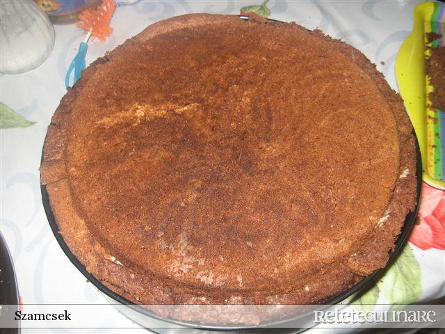 Tort negresa cu trandafiri albi