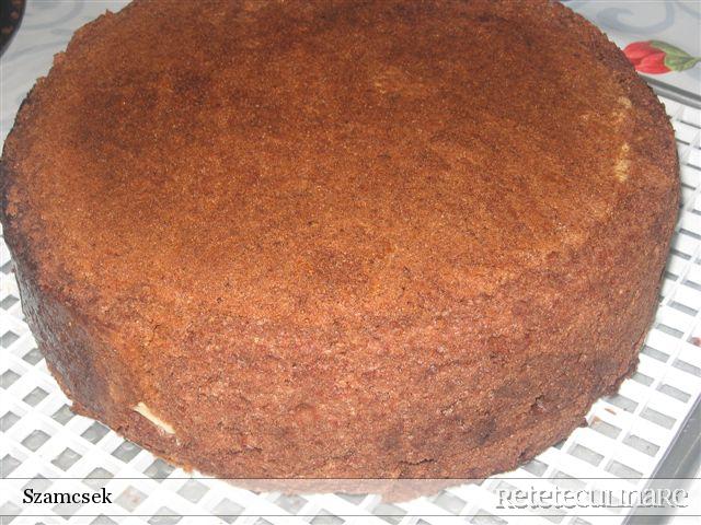 Tort negresa cu trandafiri albi