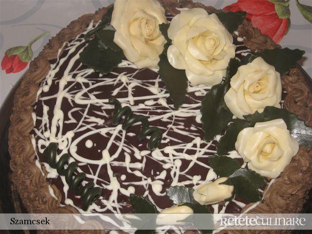 Tort negresa cu trandafiri albi