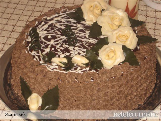 Tort negresa cu trandafiri albi
