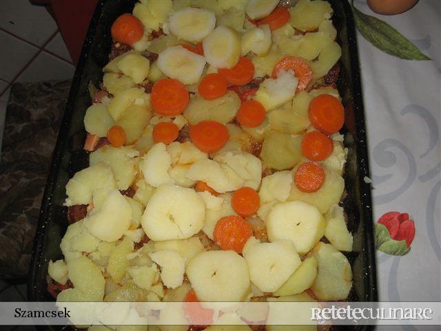 Cartofi cu sos la cuptor