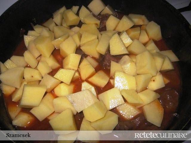 Tocanita de vitel in sos de vin si cartofi