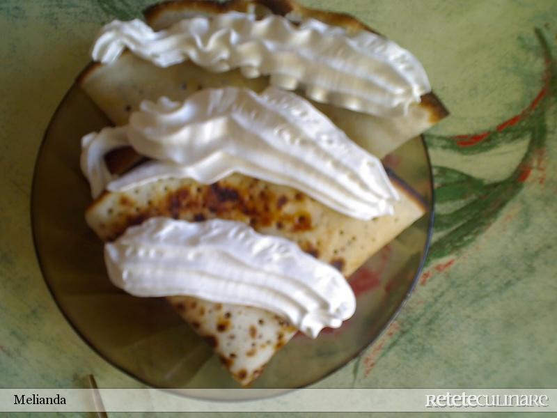 Rulada cu blat de malai si umplutura de cascaval cu smantana