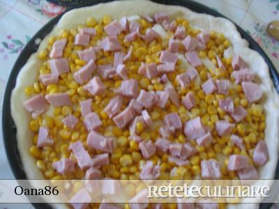Rulada cu blat de malai si umplutura de cascaval cu smantana
