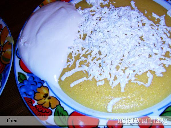 Rulada cu blat de malai si umplutura de cascaval cu smantana