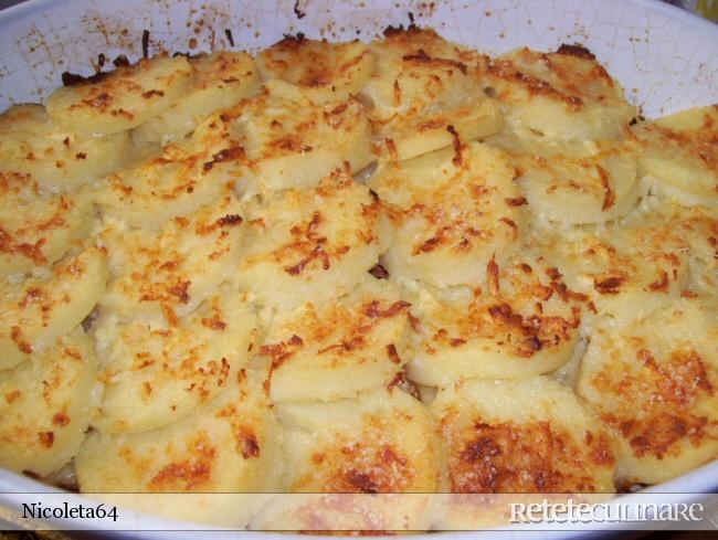 Rulada cu blat de malai si umplutura de cascaval cu smantana