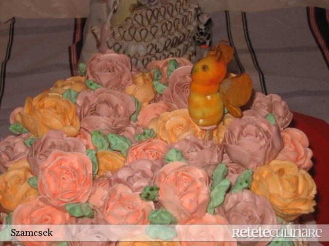 Tort `Cos cu Flori`