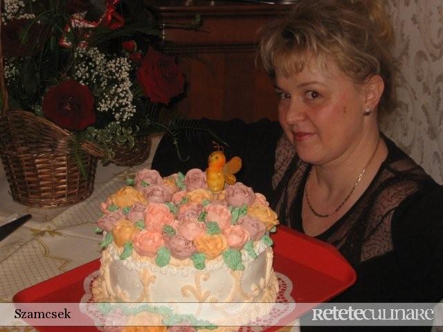 Tort `Cos cu Flori`