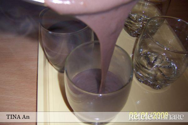 Crema la pahar