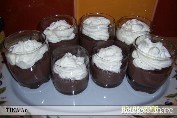 Crema la pahar