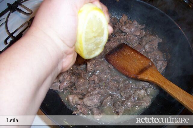 Friptura Curcan pe Pat de Cartofi