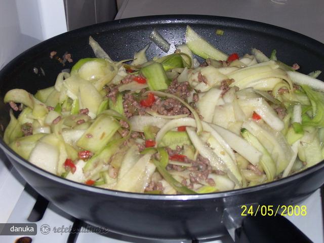 Spaghete De Dovlecei Cu Carne
