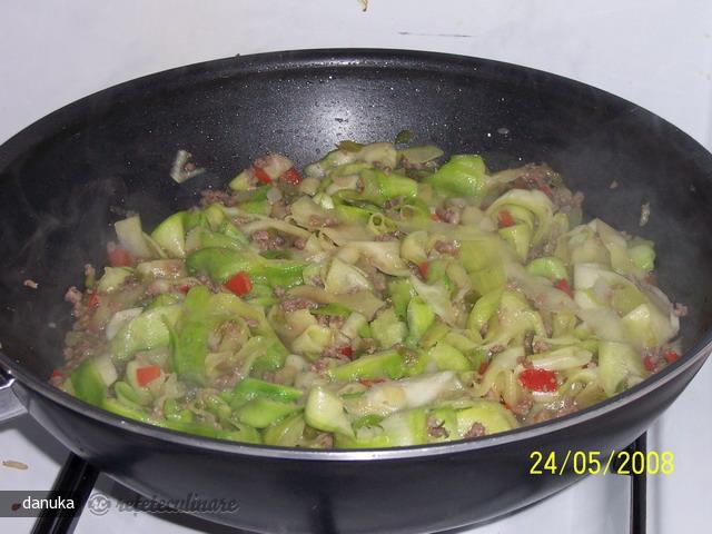 Spaghete De Dovlecei Cu Carne