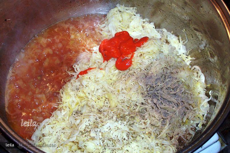Varza Calita cu Carnati Afumati si Mamaliga