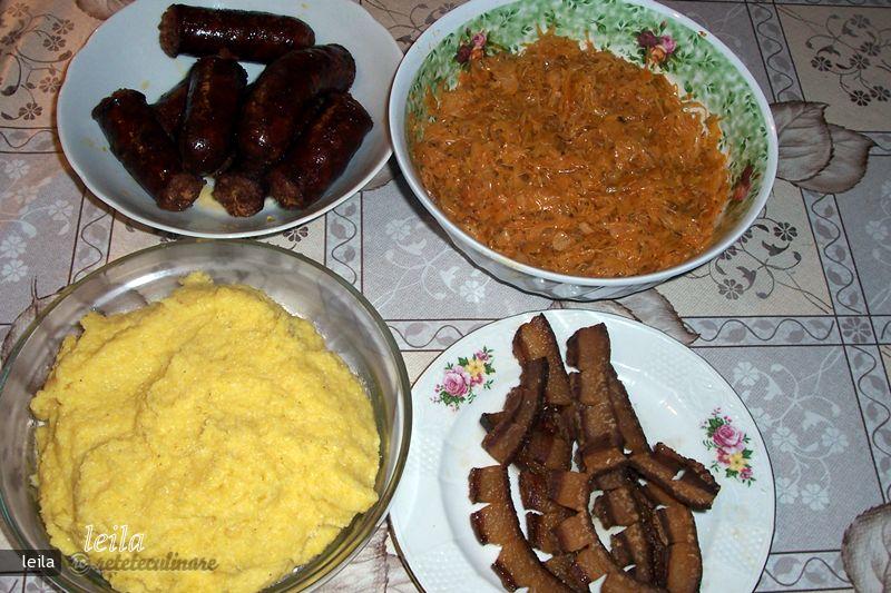 Varza Calita cu Carnati Afumati si Mamaliga