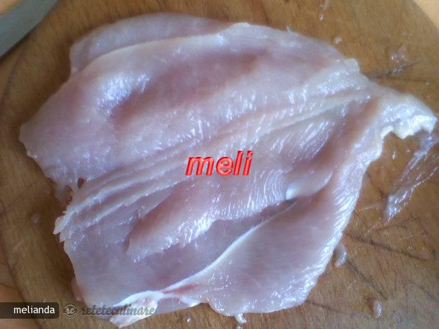 Piept de Pui Umplut cu Ciuperci si Sos de Vin Rosu