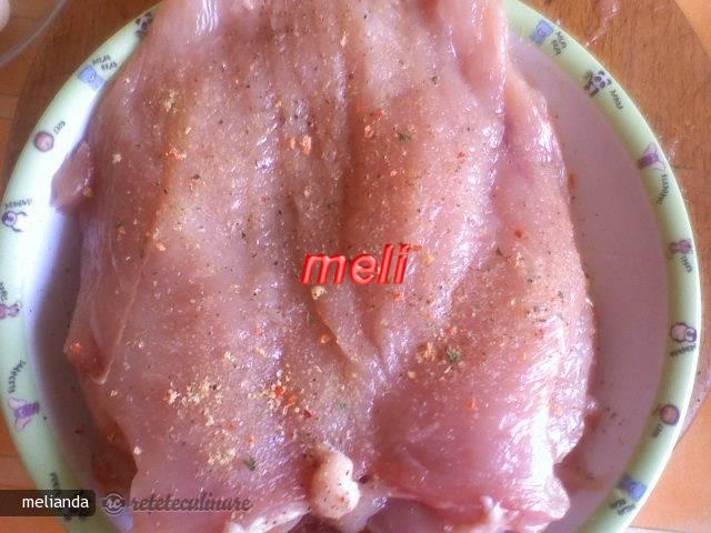 Piept de Pui Umplut cu Ciuperci si Sos de Vin Rosu