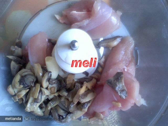 Piept de Pui Umplut cu Ciuperci si Sos de Vin Rosu