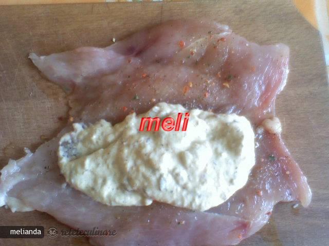 Piept de Pui Umplut cu Ciuperci si Sos de Vin Rosu