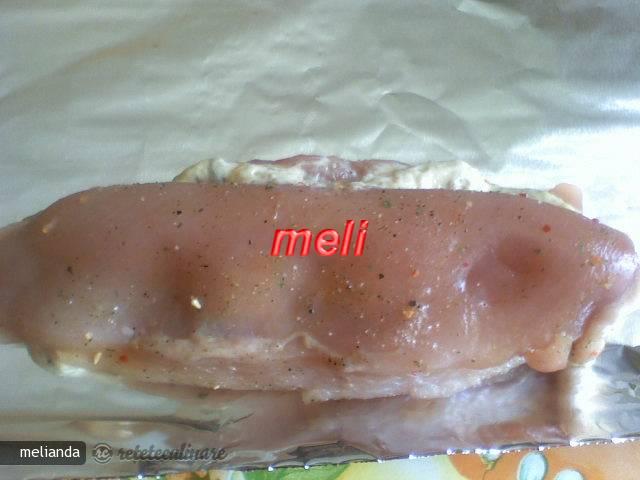 Piept de Pui Umplut cu Ciuperci si Sos de Vin Rosu