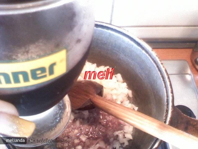 Piept de Pui Umplut cu Ciuperci si Sos de Vin Rosu