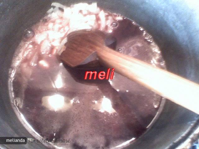 Piept de Pui Umplut cu Ciuperci si Sos de Vin Rosu