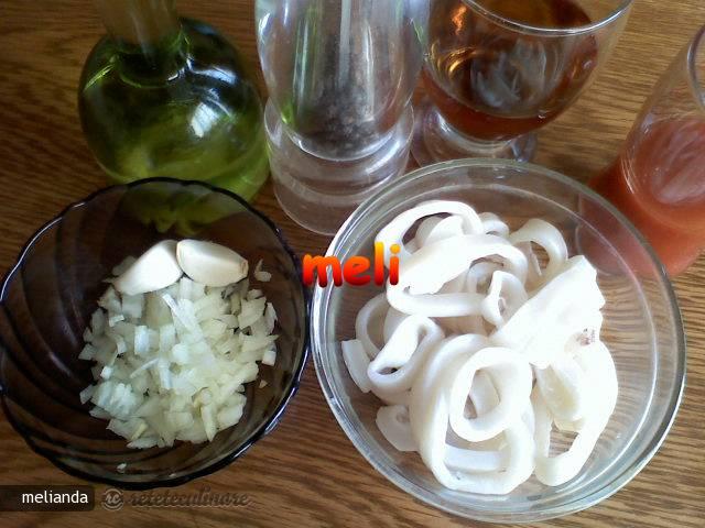Calamari in Sos de Rosii