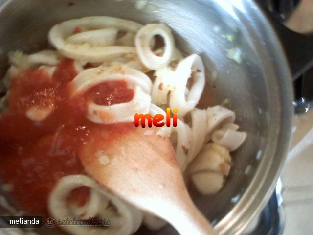 Calamari in Sos de Rosii