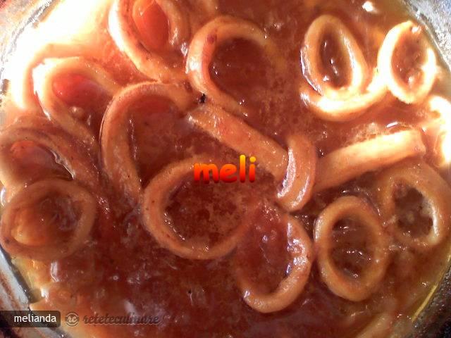 Calamari in Sos de Rosii