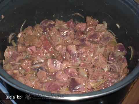Ficat de Porc cu Sos de Smantana si Masline Negre