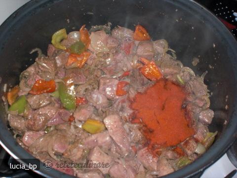 Ficat de Porc cu Sos de Smantana si Masline Negre