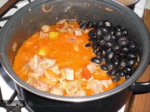 Ficat de Porc cu Sos de Smantana si Masline Negre