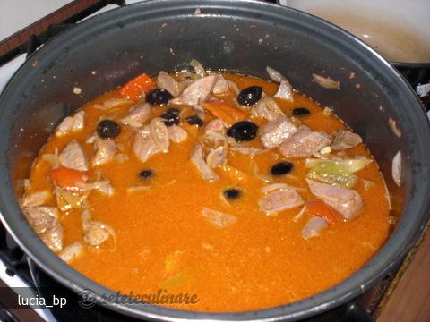 Ficat de Porc cu Sos de Smantana si Masline Negre