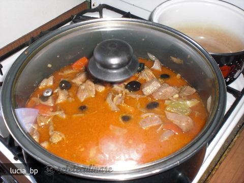 Ficat de Porc cu Sos de Smantana si Masline Negre