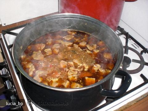 Ficat de Porc cu Sos de Smantana si Masline Negre