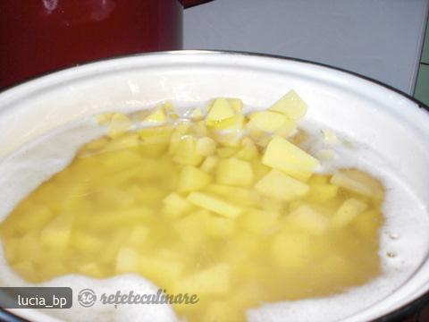 Ficat de Porc cu Sos de Smantana si Masline Negre
