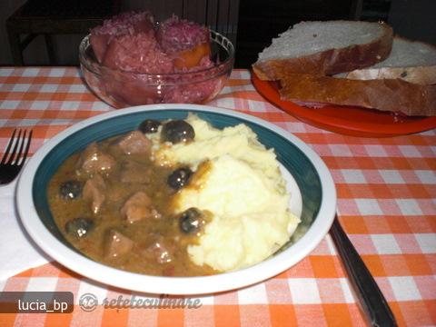 Ficat de Porc cu Sos de Smantana si Masline Negre