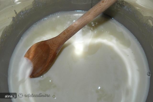 Napolitane cu crema de biscuiti