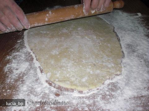 Galuste de cartofi, umplute cu chiftelute din carnati